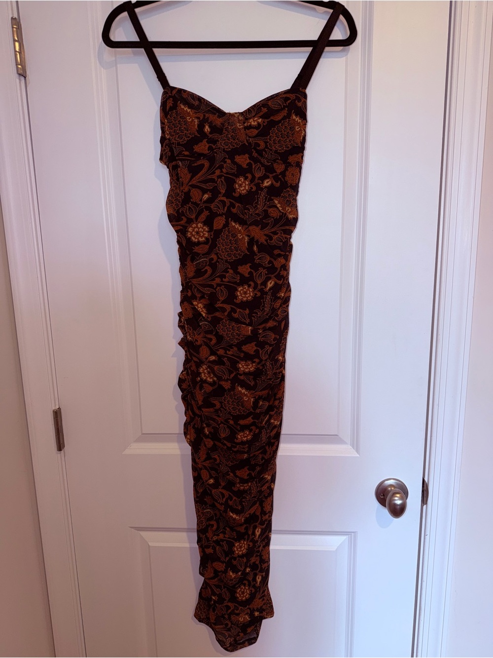 Banana Republic/Size 12P
Sleeveless Ruched Midi Dress in Black and Brown - Picture 5 of 8